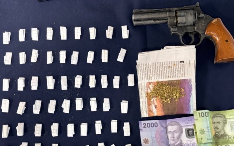 PDI desbarata punto de venta de drogas en Cartagena y detiene a tres personas: incautan cocaína, cannabis dosificada y un revólver