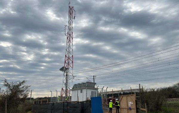 EFE Valparaíso refuerza seguridad del Tren Limache-Puerto con nueva estación de comunicaciones de 24 metros de altura