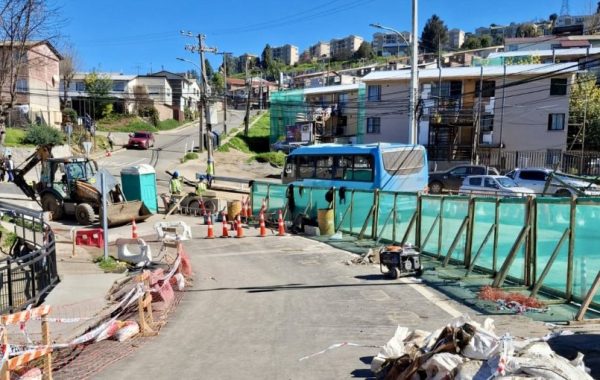 Habilitan pista norte de Av. El Tamarugal y avanza reparación de socavón en El Olivar